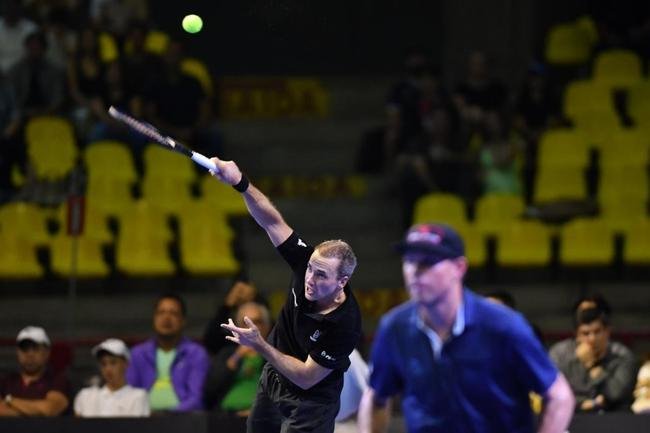 Cercado de amigos, familiares e com carinho do pblico, Bruno Soares se despediu oficialmente do tnis neste sbado (26), no Mineirinho, em BH. Multicampeo, tenista mineiro, de 40 anos, dividiu a quadra com Bob Bryan, Marcelo Melo e Rafael Matos