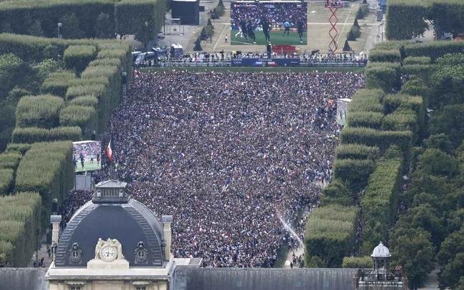 Torcedores franceses tomaram principais pontos tur�sticos e avenidas de Paris para celebrar o bi mundial