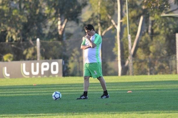 Depois de reunio com elenco e diretoria, Adilson Batista observou treino comandado por Drubscky no Amrica