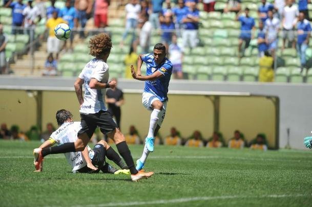 Lances da partida entre Cruzeiro e Grmio, no Independncia, pela 18 rodada do Campeonato Brasileiro