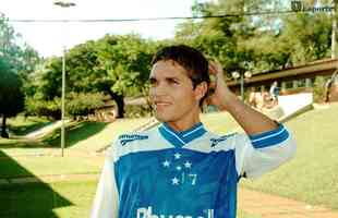 Atacante Alex Alves, do Cruzeiro, na Toca da Raposa I em 1998; Jogador faleceu em 2012