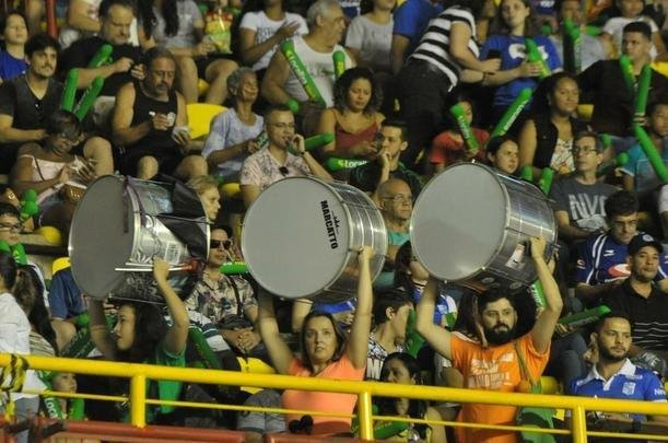 Veja fotos das torcidas na deciso da Superliga Feminina no Mineirinho