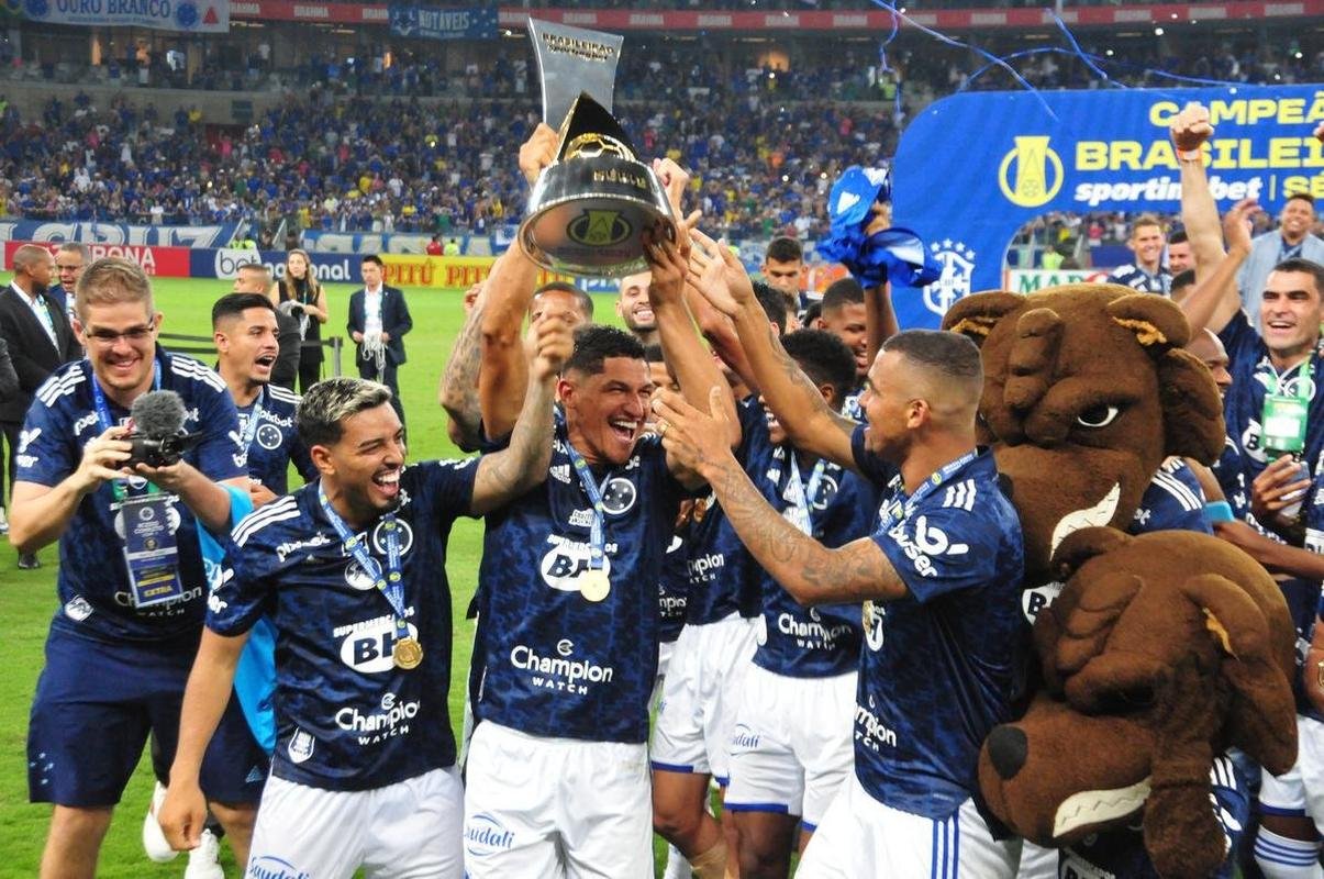 Cruzeiro levanta a taa da Srie B e faz festa no Mineiro
