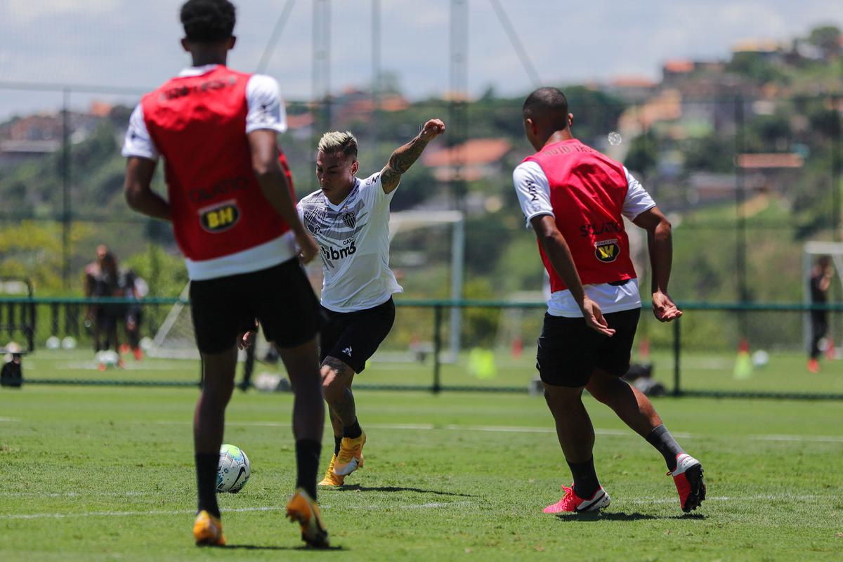 Atlético divulga fotos do novo uniforme de treino