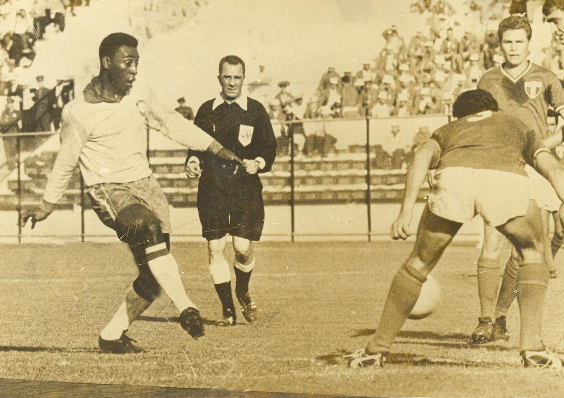 30/05/1962 - Pel na Copa do Mundo de 1962, no Chile, a segunda conquistada pelo Brasil. O Rei no jogo contra o Mxico