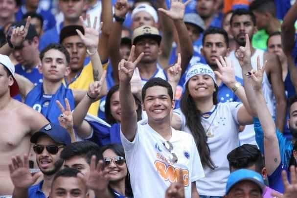 Imagens da torcida do Cruzeiro no clssico contra o Atltico, no Mineiro