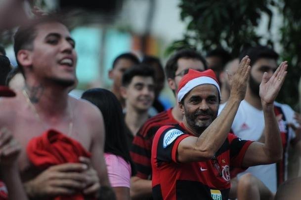 Torcedores do Flamengo se reuniram em bar na Avenida Afonso Pena, em Belo Horizonte, e vibraram com a vitria de virada sobre o Al-Hilal, por 3 a 1, na semifinal do Mundial de Clubes, no Catar. Gols foram de Arrascaeta, Bruno Henrique e Al-Bulayhi, contra. Com triunfo, time carioca jogar a deciso no sbado diante do vencedor da outra semifinal, a ser disputada entre Monterrey e Liverpool.