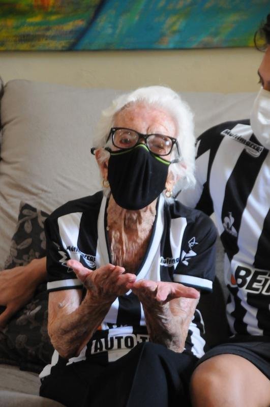 Ana C�ndida de Oliveira Marques, a Vov� do Galo, de 101 anos, ao lado da filha, Maria Aparecida, e dos netos Marcelo e Sabrina