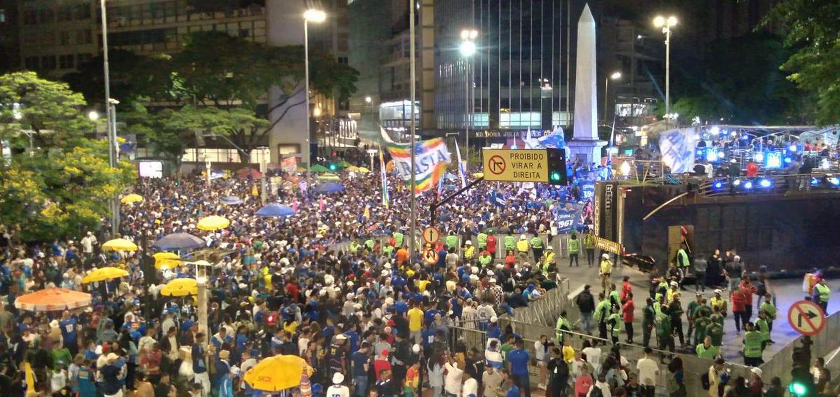 Festa do Cruzeiro na Praa 7 de Setembro, em Belo Horizonte, em comemorao ao acesso  Srie A do Campeonato Brasileiro de 2023