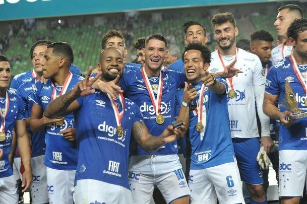 Entrega de medalhas e erguimento da taa: veja a festa do Cruzeiro com o bi do Mineiro