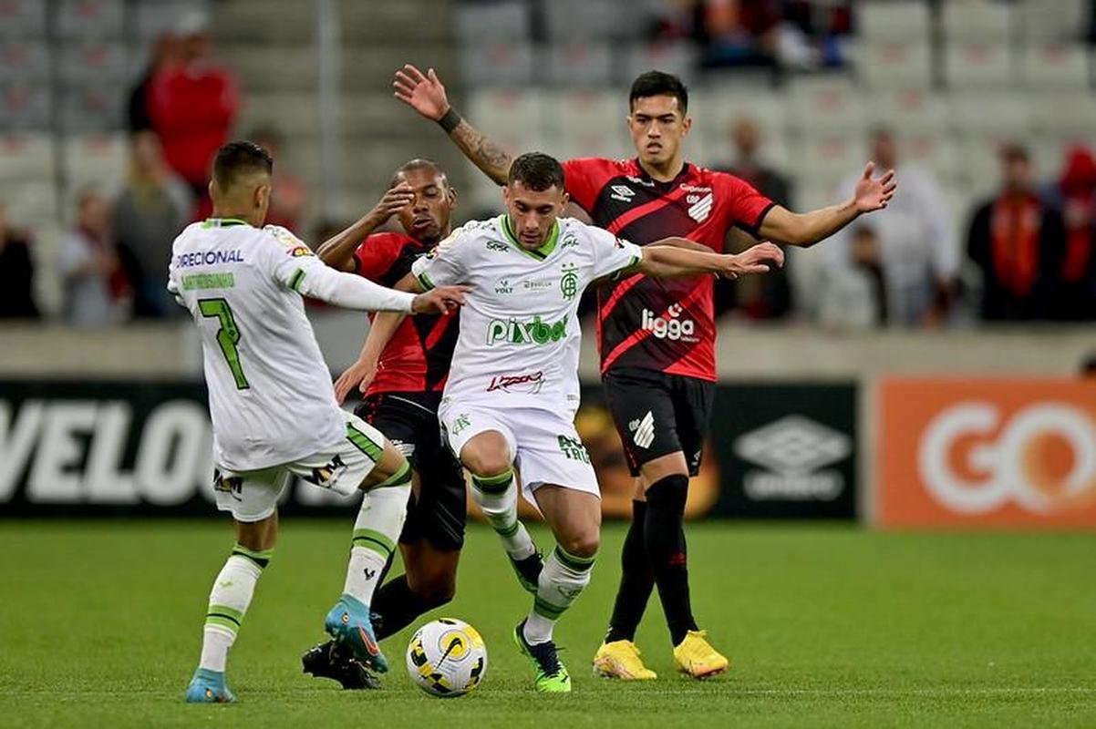 Na Arena da Baixada, Athletico-PR e Amrica empatam por 1 a 1 em duelo pela 23 rodada do Campeonato Brasileiro 