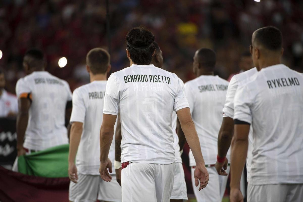 Jogadores do Fluminense usaram camisa com nomes de garotos mortos em incndio