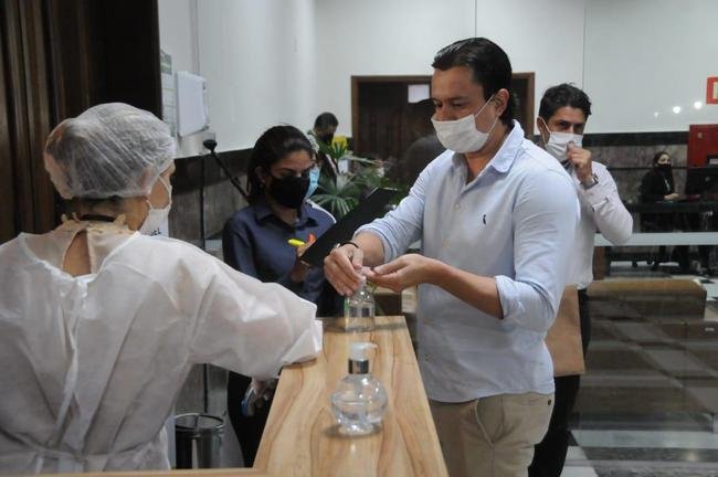 Imagens da reunio da Prefeitura de Belo Horizonte com dirigentes de Cruzeiro, Atltico e Amrica e representantes de torcidas organizadas. Tema do encontro foi o retorno do pblico aos estdios de futebol na capital mineira.