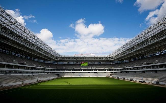 Fotos do Estádio Kaliningrado ainda durante a fase final das obras, quando estava sem as cadeiras azuis