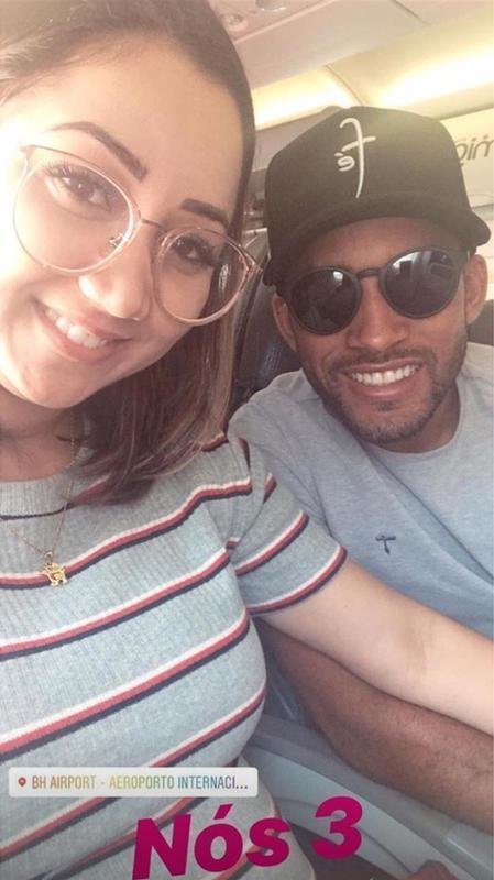 Atacante Edinho com a esposa deixando BH rumo ao primeiro destino nas frias