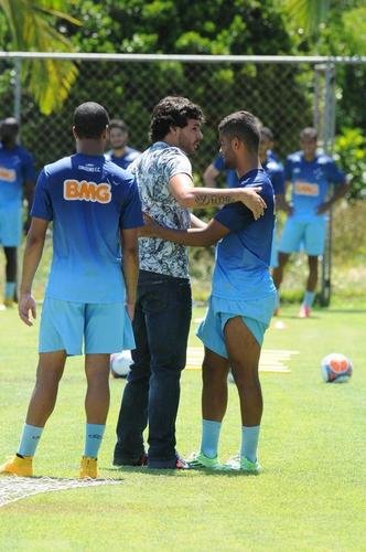 Negociado com o Guangzhou Evergrande, da China, meia-atacante se despediu dos companheiros