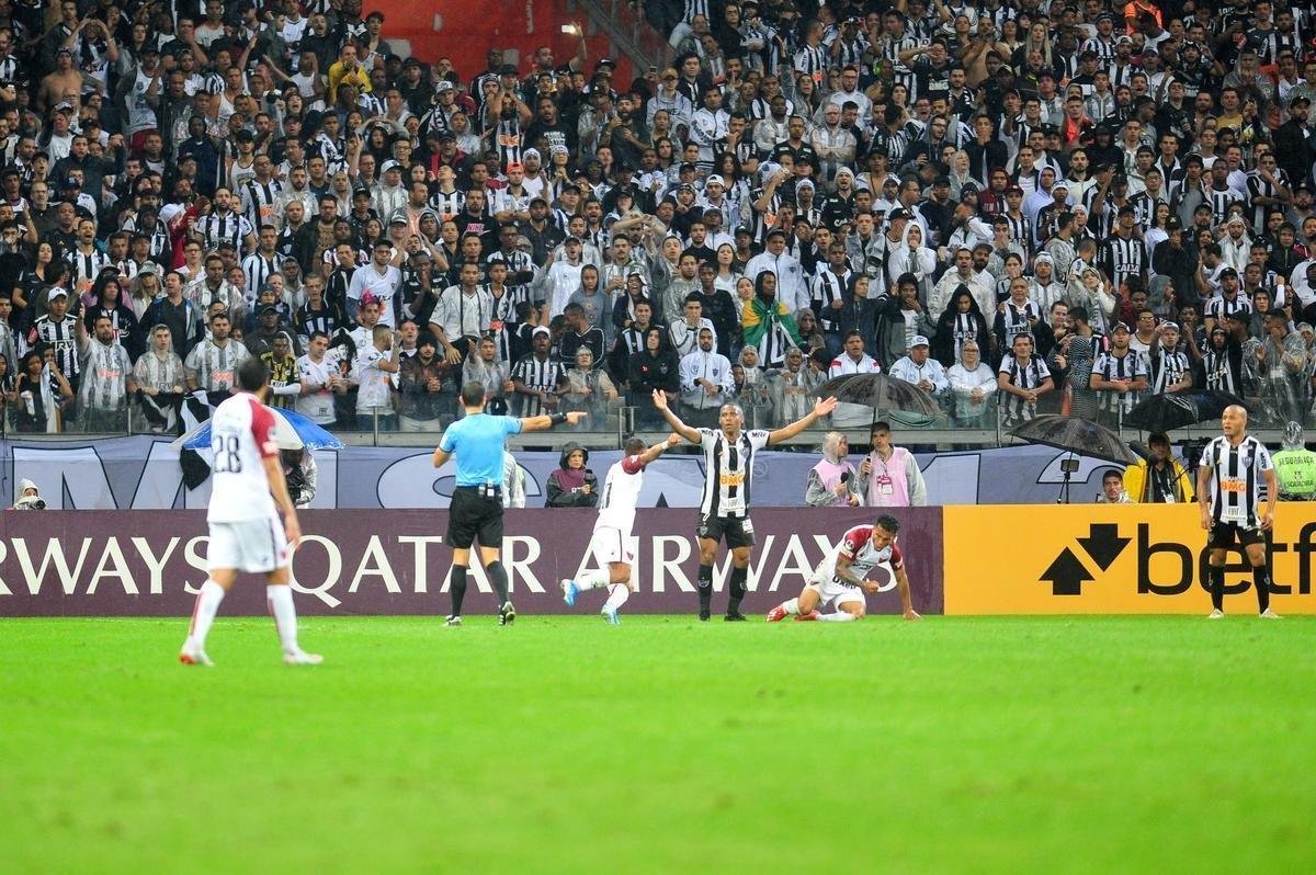 Pulga Rodrguez converteu pnalti cometido por Elias e diminuiu para o Coln: 2 a 1