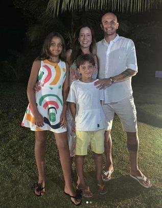 Fábio Santos foi outro que ficou com a família na virada