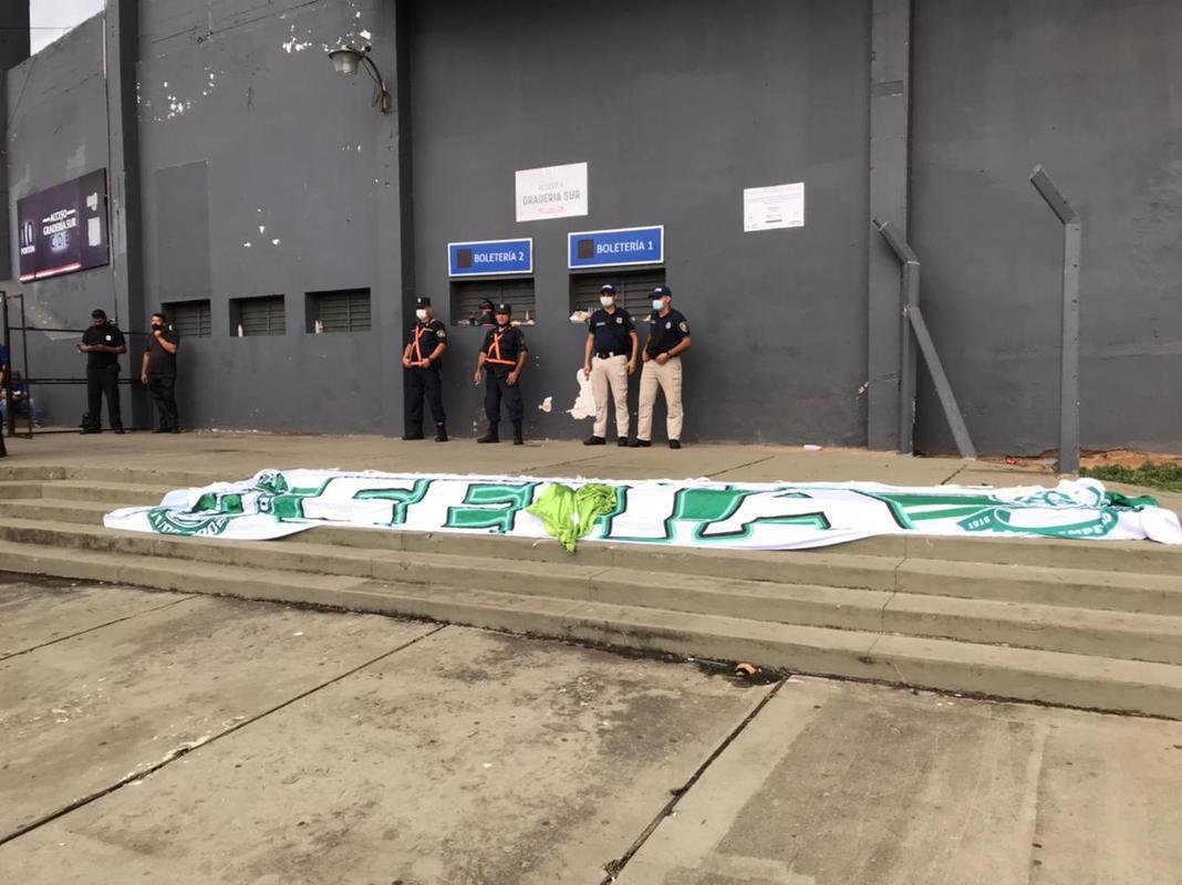 Fotos da torcida do Amrica no estdio Defensores del Chaco, em Assuno, antes da partida contra o Guaran pela segunda fase da Copa Libertadores
