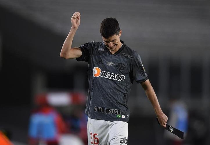 Fotos da expulso de Nacho Fernndez, do Atltico, na partida contra o River Plate pela Libertadores. Jogador atingiu o adversrio de forma no intencional numa dividida de bola e acabou recebendo o carto vermelho aps reviso do VAR