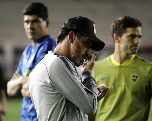 Depois do adiamento da final da Libertadores, jogadores de River Plate e Boca Juniors estiveram no gramado do Monumental de Nez e trocaram algumas palavras amistosas