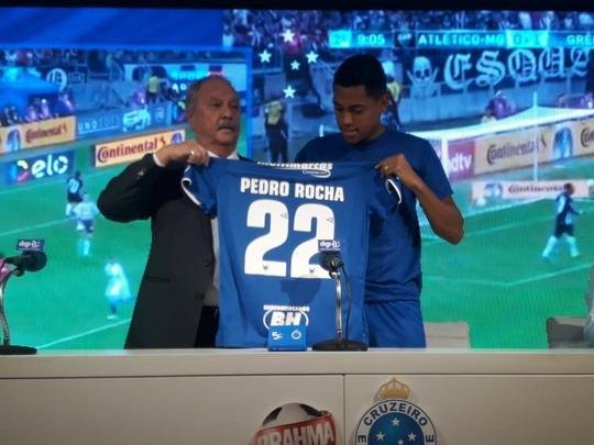 Pedro Rocha foi apresentado pelo Cruzeiro na tarde desta sexta-feira (05/04)
