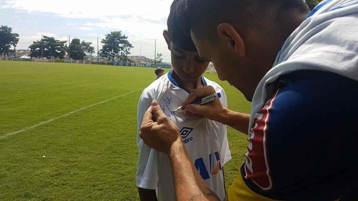 Thiago Neves autografou a camisa que trocou com Denner