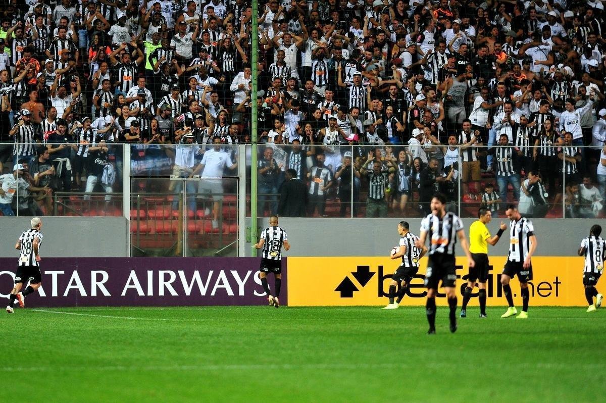 Lances do primeiro tempo de Atltico x La Equidad, no primeiro tempo