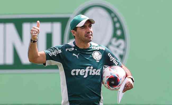 Abel Ferreira durante treino do Palmeiras na Academia de Futebol