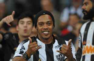 Ssia de Ronaldinho Gacho tirou muitos fotos com torcedores do Atltico no Mineiro