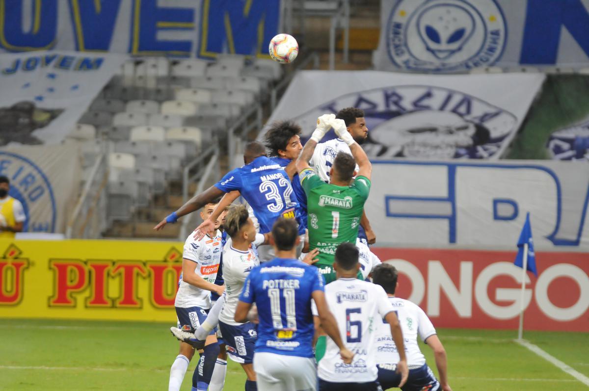 Fotos do jogo entre Cruzeiro e Confiana, no Mineiro, em Belo Horizonte, pela 24 rodada da Srie B do Campeonato Brasileiro