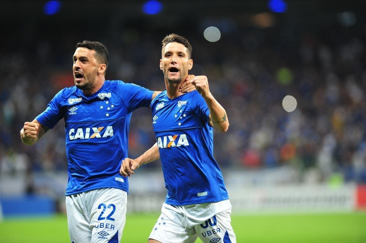 Thiago Neves marcou o primeiro gol do Cruzeiro em cobrana de falta: 1 a 0