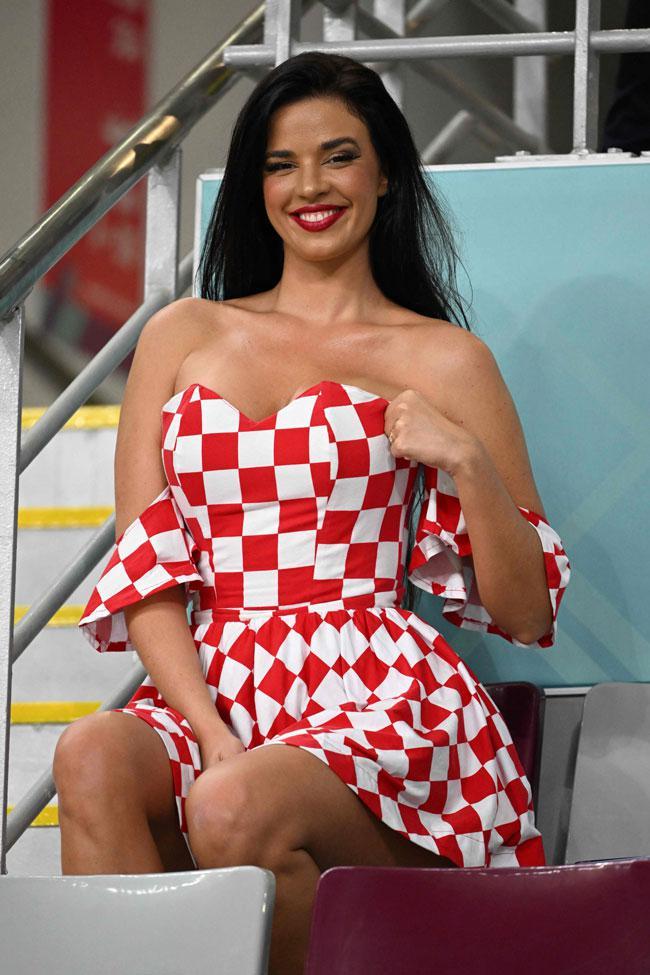 Nos jogos, modelo Ivana Knoll usa sempre vestidos com as cores da bandeira croata