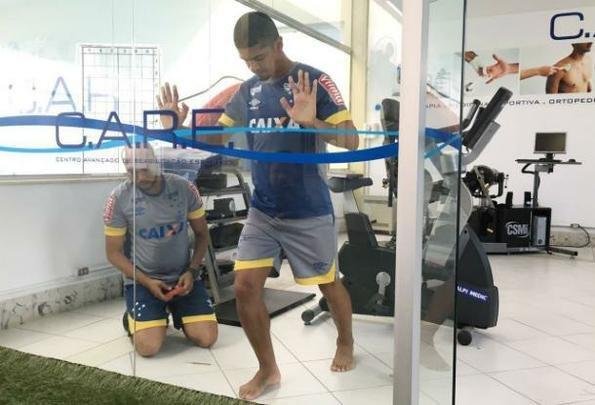 Denílson passou por exames na Toca da Raposa II e posou com a camisa 88 do Cruzeiro
