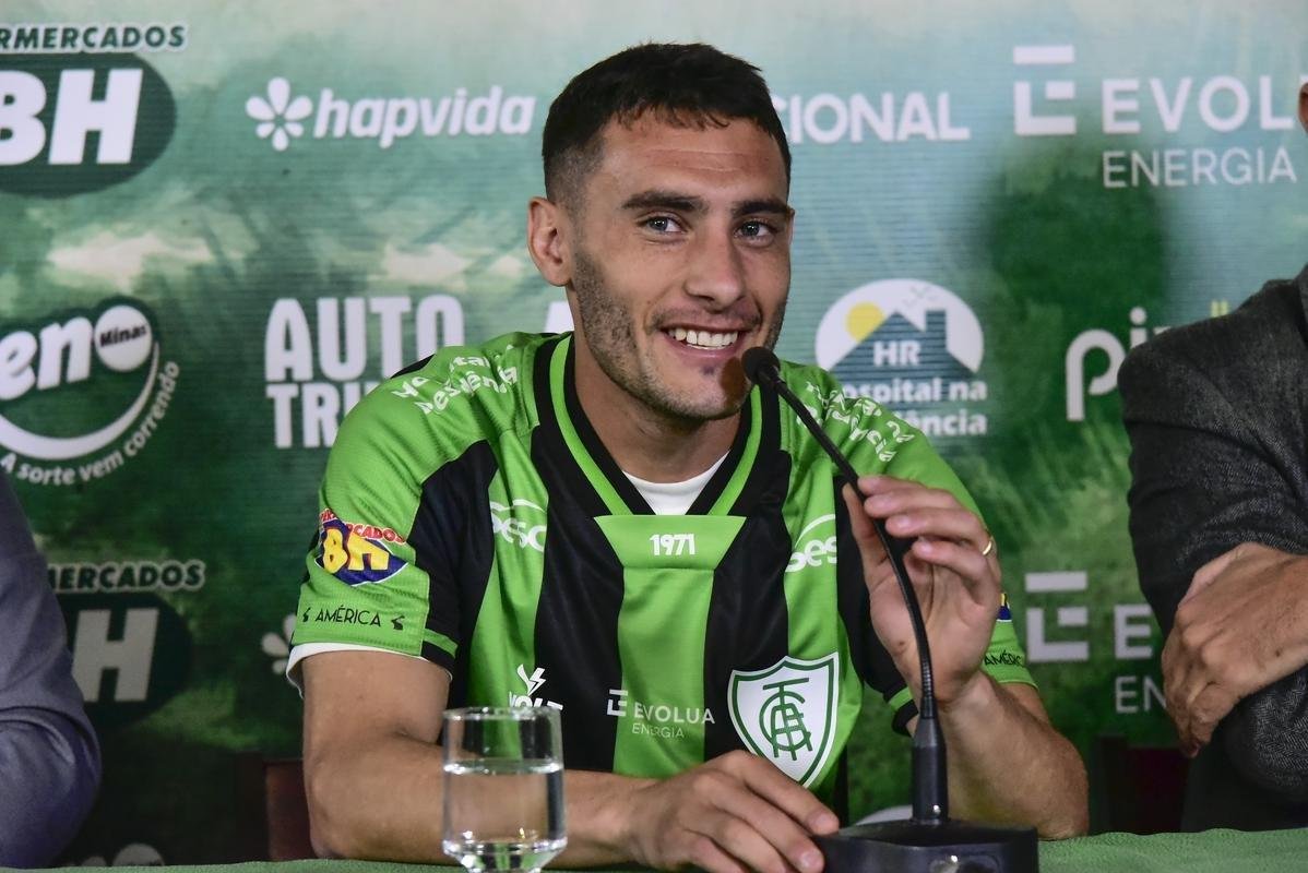 O meia argentino Emmanuel Martinez foi apresentado pelo Am�rica nesta ter�a-feira (16/8), em evento realizado no Mercado Central, em Belo Horizonte. 
