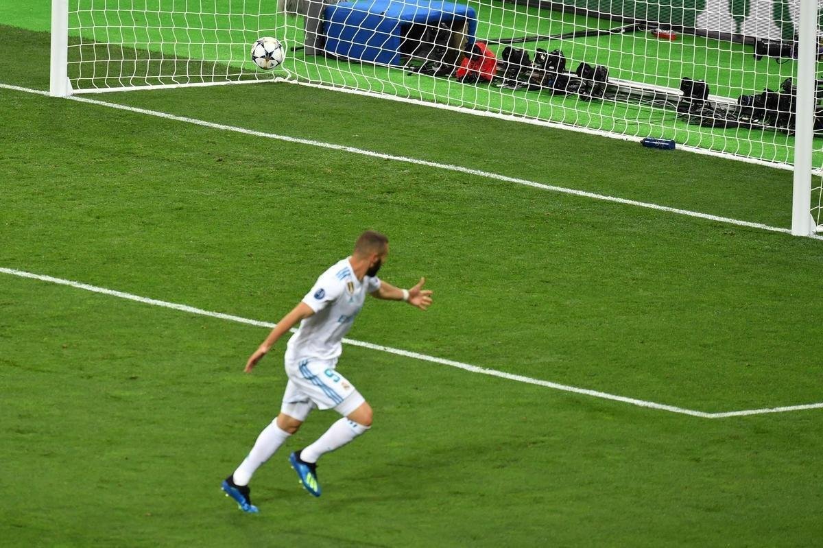 Goleiro Loris Karius, do Liverpool, vacilou na sada de bola, e Benzema, do Real, aproveitou para roubar a bola e abrir o placar na final: 1 a 0