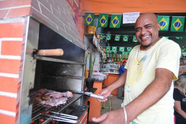 Na regio de Venda Nova, em Belo Horizonte, torcida festeja vitria do Brasil sobre a Coreia do Sul por 4 a 1 pelas oitavas de final da Copa do Mundo