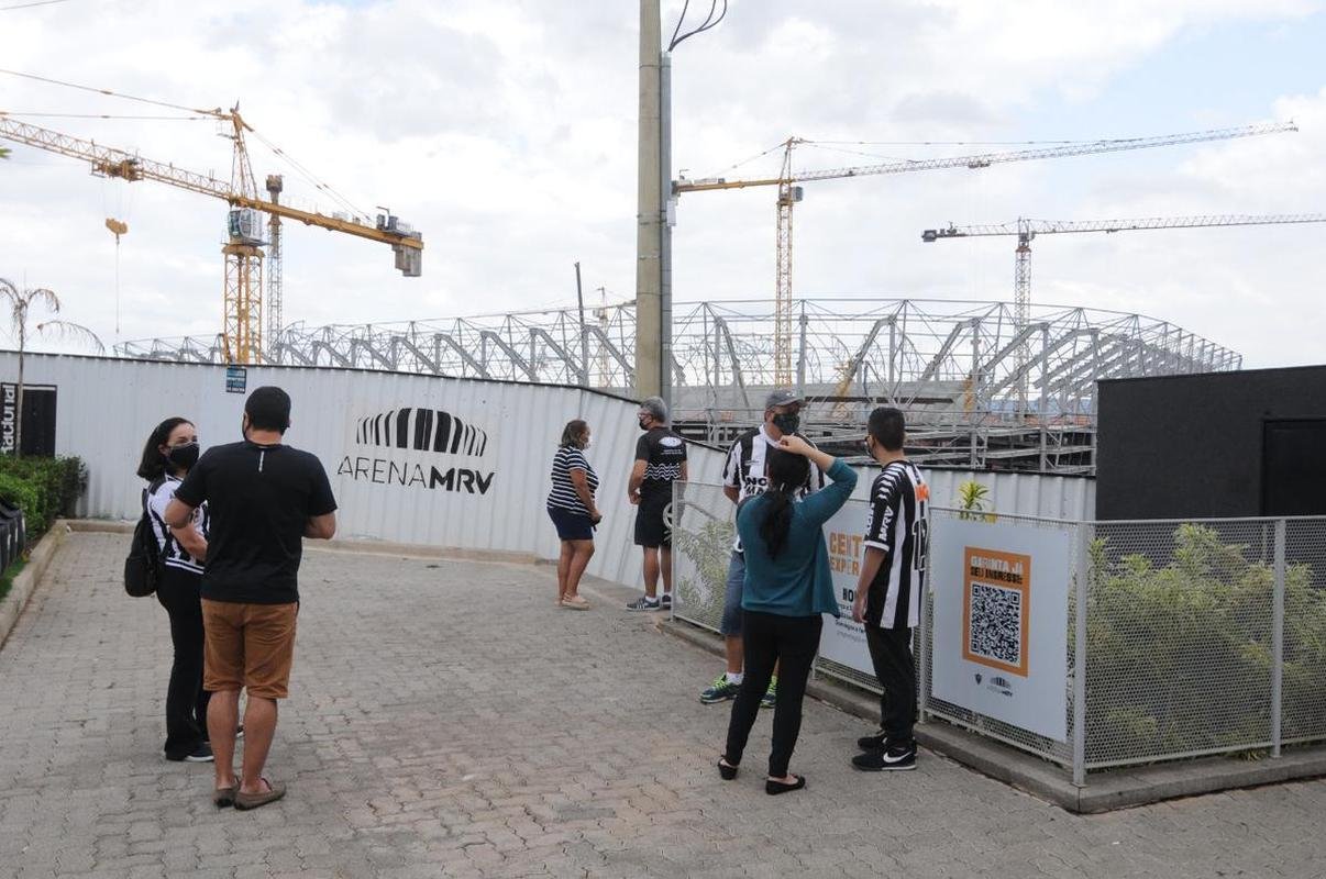 Nesta quarta-feira (20), as obras da Arena MRV, no Bairro Califrnia, em Belo Horizonte, adentraram em uma nova etapa. Isso porque as placas da cobertura do estdio comearam a ser instaladas, conferindo 'novo visual' ao projeto da futura casa do Atltico.