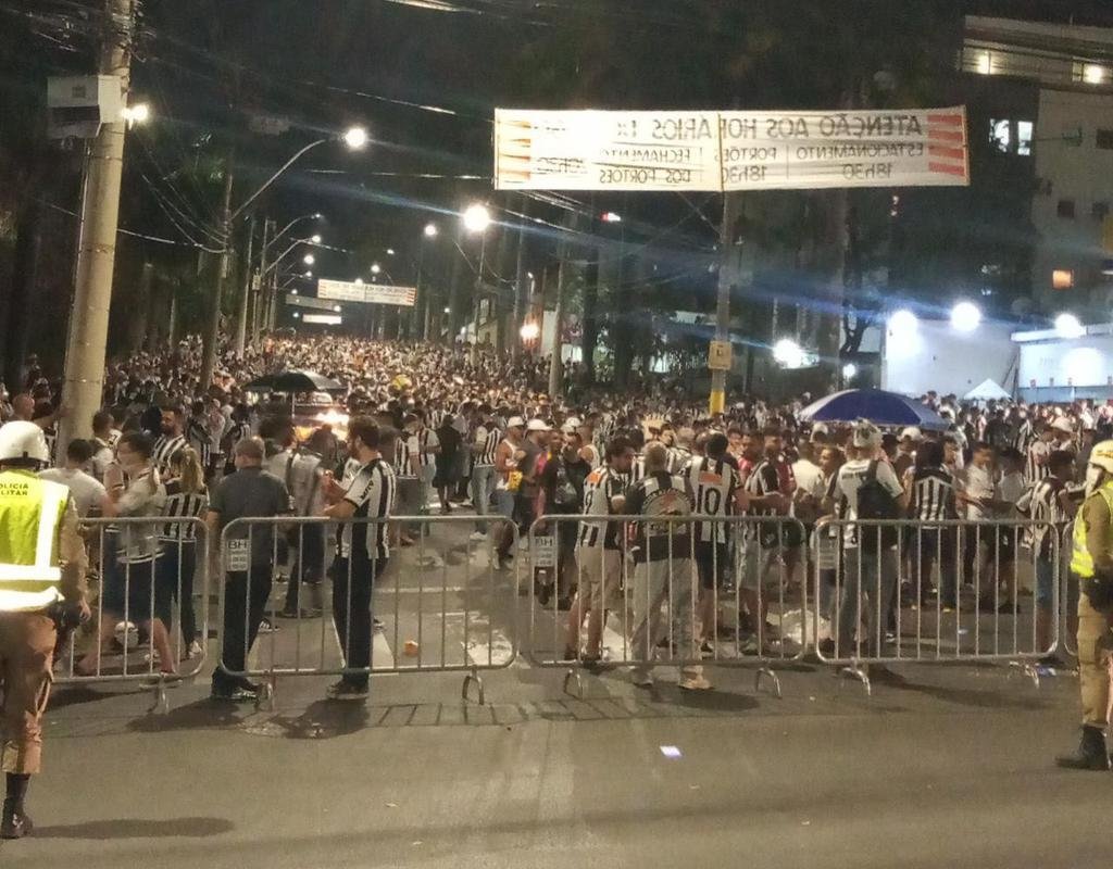 Fotos da torcida do Atltico no pr-jogo contra o Palmeiras no Mineiro