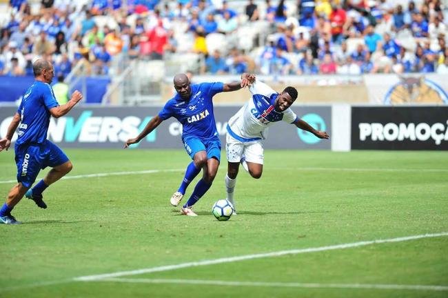 Cruzeiro: time campeo da Trplice Coroa de 2003 venceu equipe de masters por 2 a 1, neste domingo, em jogo festivo realizado no Mineiro