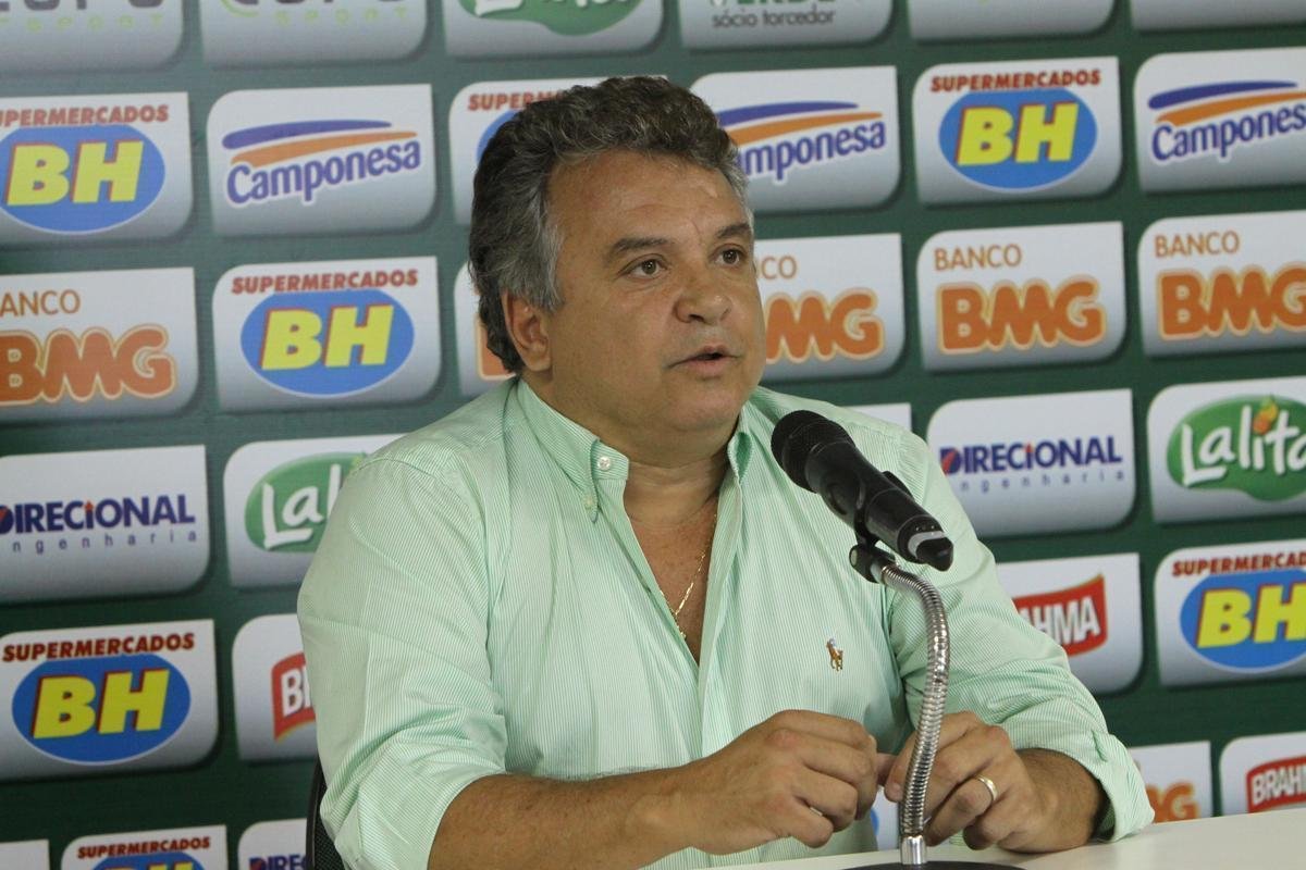 O elenco do Amrica se reapresentou para a temporada 2015 na tarde desta segunda-feira, no CT Lanna Drumond. Depois de reunio com integrantes do conselho de administrao, os jogadores foram para um campo secundrio, onde realizaram o primeiro trabalho com bola. O gramado principal passa por reformas.