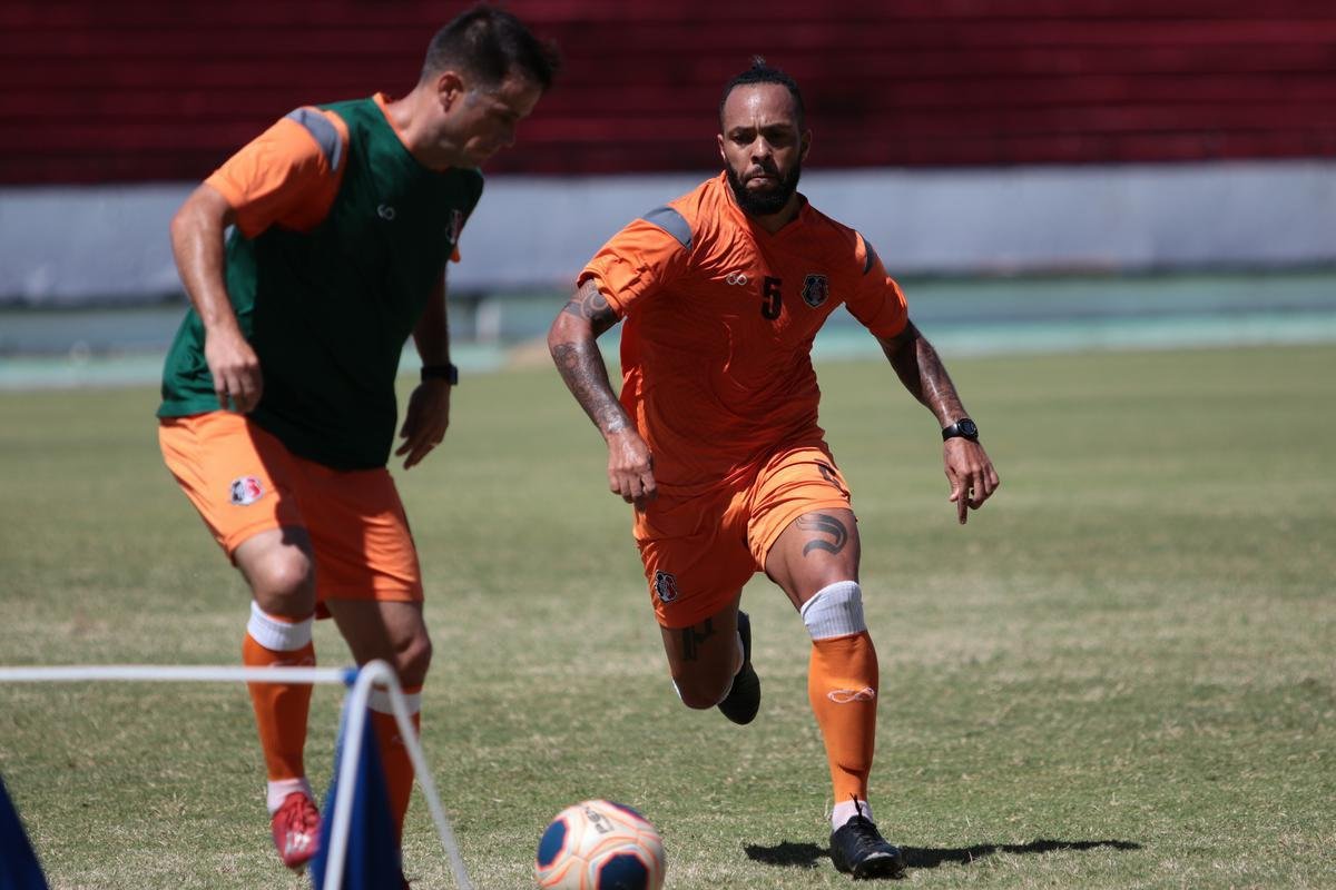 Jogadores do Santa Cruz treinaram no estádio do Arruda, já apresentando trabalhos com bola no gramado, sob a supervisão do técnico Itamar Schülle. Todos os atletas e os membros da comissão técnica seguem submetidos às medidas de afastamento social.