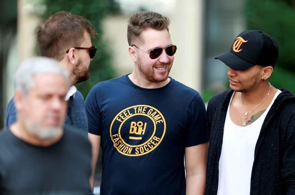 Amigos marcam presena na apresentao oficial do atacante no clube francs