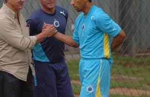 07/03/2006 - O diretor de futebol do Cruzeiro, Eduardo Maluf (e), o técnico da equipe, Paulo Cesar Gusmão (c) e o jogador, Elber (d), durante o treino, na Toca da Raposa II, em Belo Horizonte.