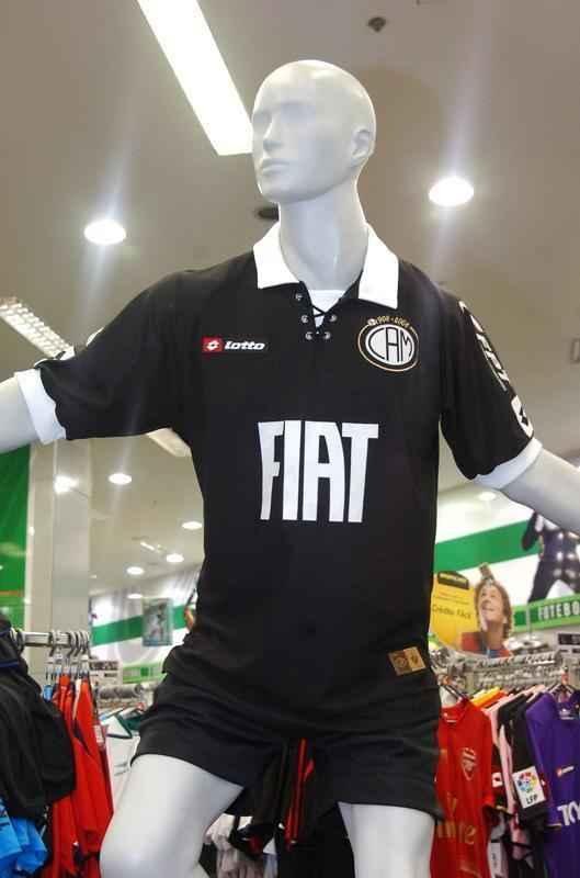Em 2008, Atltico teve a Lotto como fornecedora. A terceira camisa produzida pela empresa italiana era toda preta com detalhes brancos