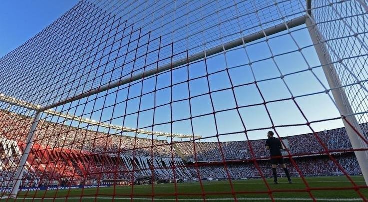 Torcedores do River Plate lotaram o Monumental e tiveram que voltar para casa frustrados