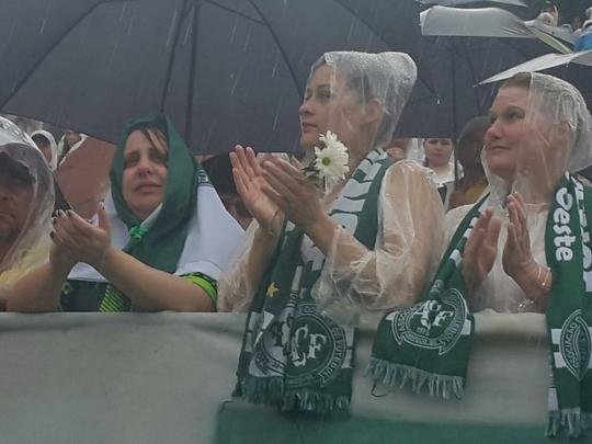 Chegada dos corpos das vítimas à Arena Condá emocionou muito familiares e público