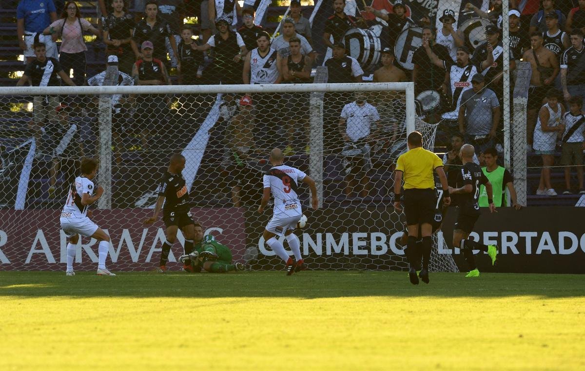 Federico Rodriguez empatou para o Danubio aos 46 minutos do primeiro tempo: 1 a 1