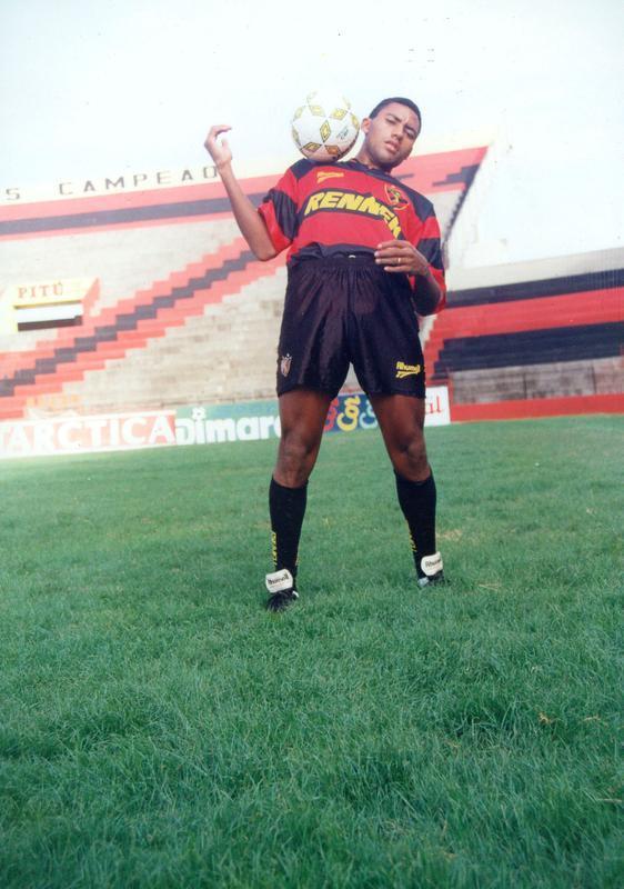 Atacante Didi veste camisa Sport fornecida pela Rhummel, em 1997.