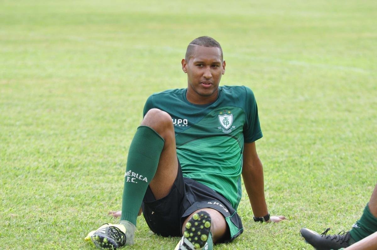 Artur (zagueiro) - no comeo de sua passagem at fez boas partidas, sobretudo nos clssicos contra o Atltico pelo Campeonato Mineiro, em que chegou a ser improvisado na lateral direita. No Brasileiro, porm, caiu de rendimento assim como todo o elenco. Artur deixou o Amrica com 16 partidas disputadas. O Fluminense, com quem tinha contrato, emprestou-o a Gois, em 2016, e Paran, em 2017.